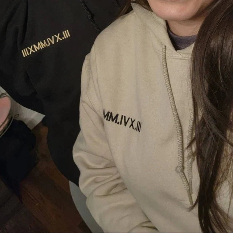 Individuele bestickering van een paar sweatshirts met een luchtige pasvorm en een datum