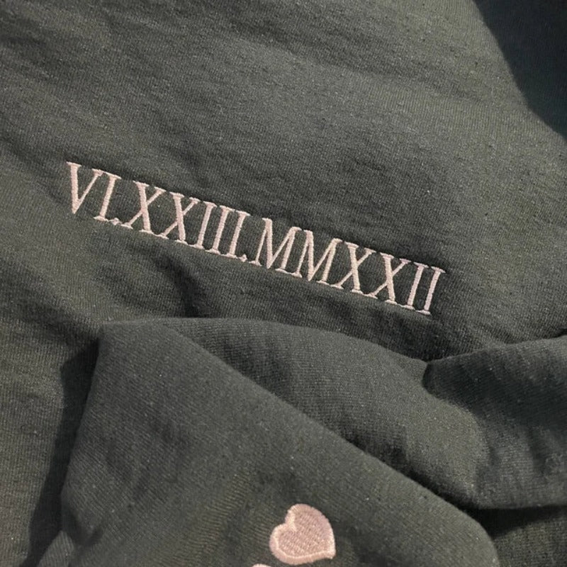 Individuele bestickering van een paar sweatshirts met een luchtige pasvorm en een datum