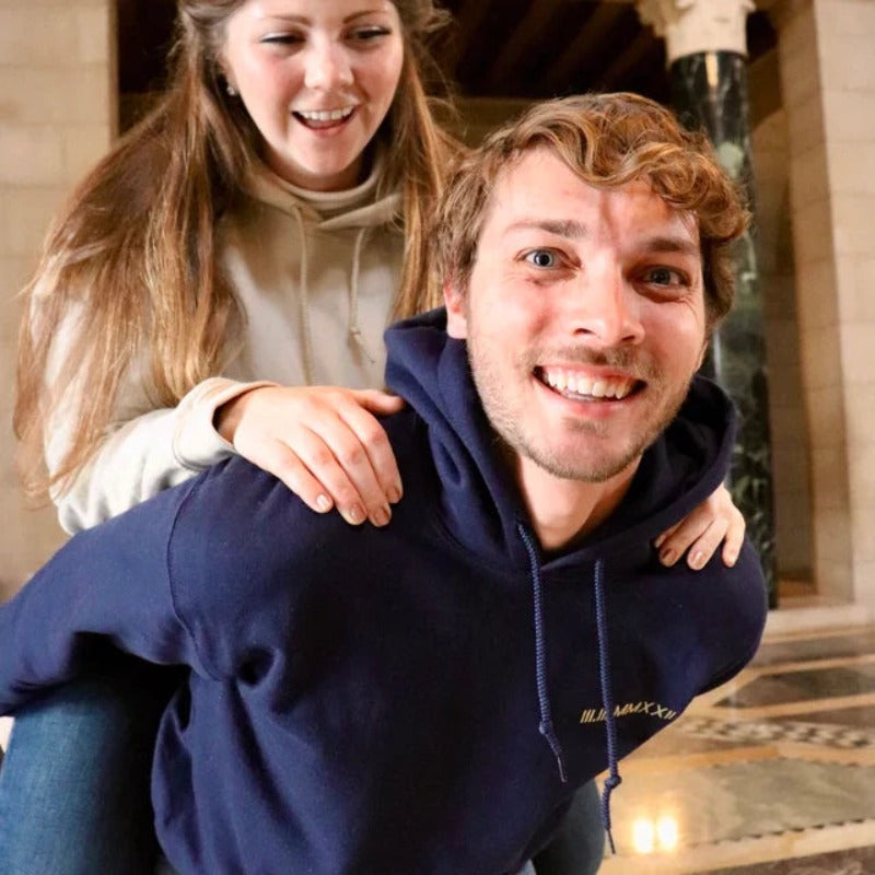 Individuele bestickering van een paar sweatshirts met een luchtige pasvorm en een datum