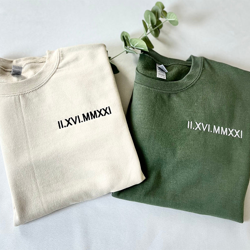 Individuele bestickering van een paar sweatshirts met een luchtige pasvorm en een datum