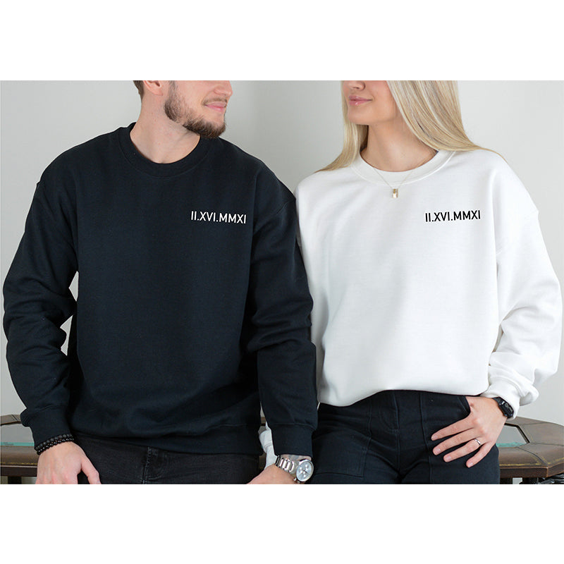 Individuele bestickering van een paar sweatshirts met een luchtige pasvorm en een datum