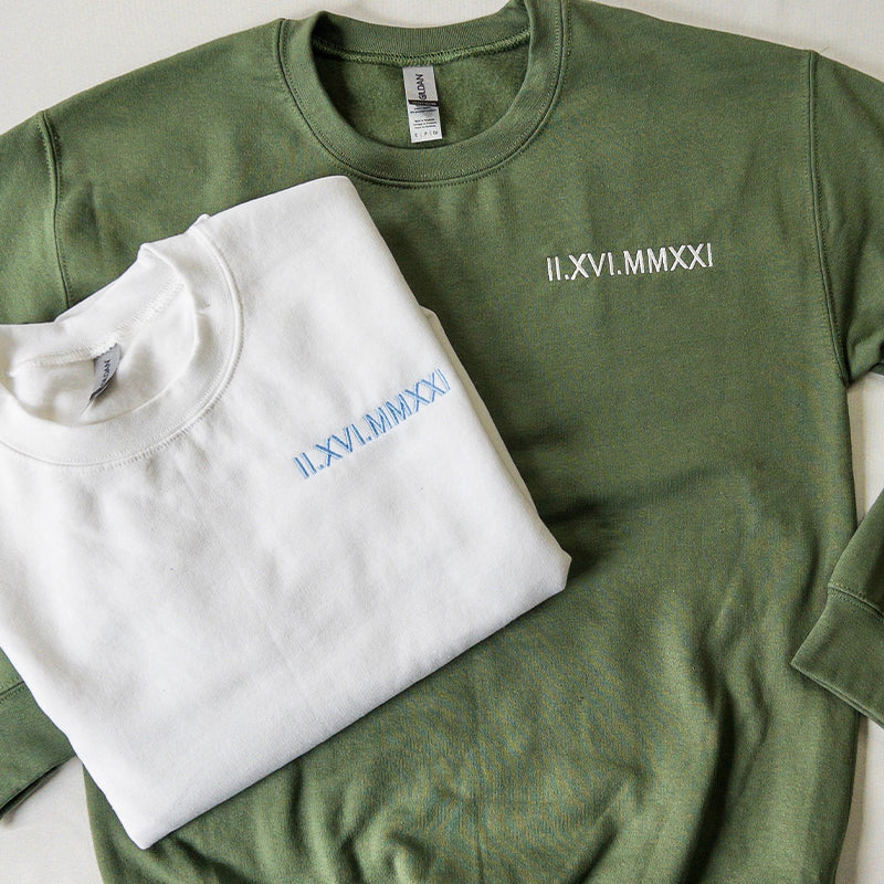 Individuele bestickering van een paar sweatshirts met een luchtige pasvorm en een datum