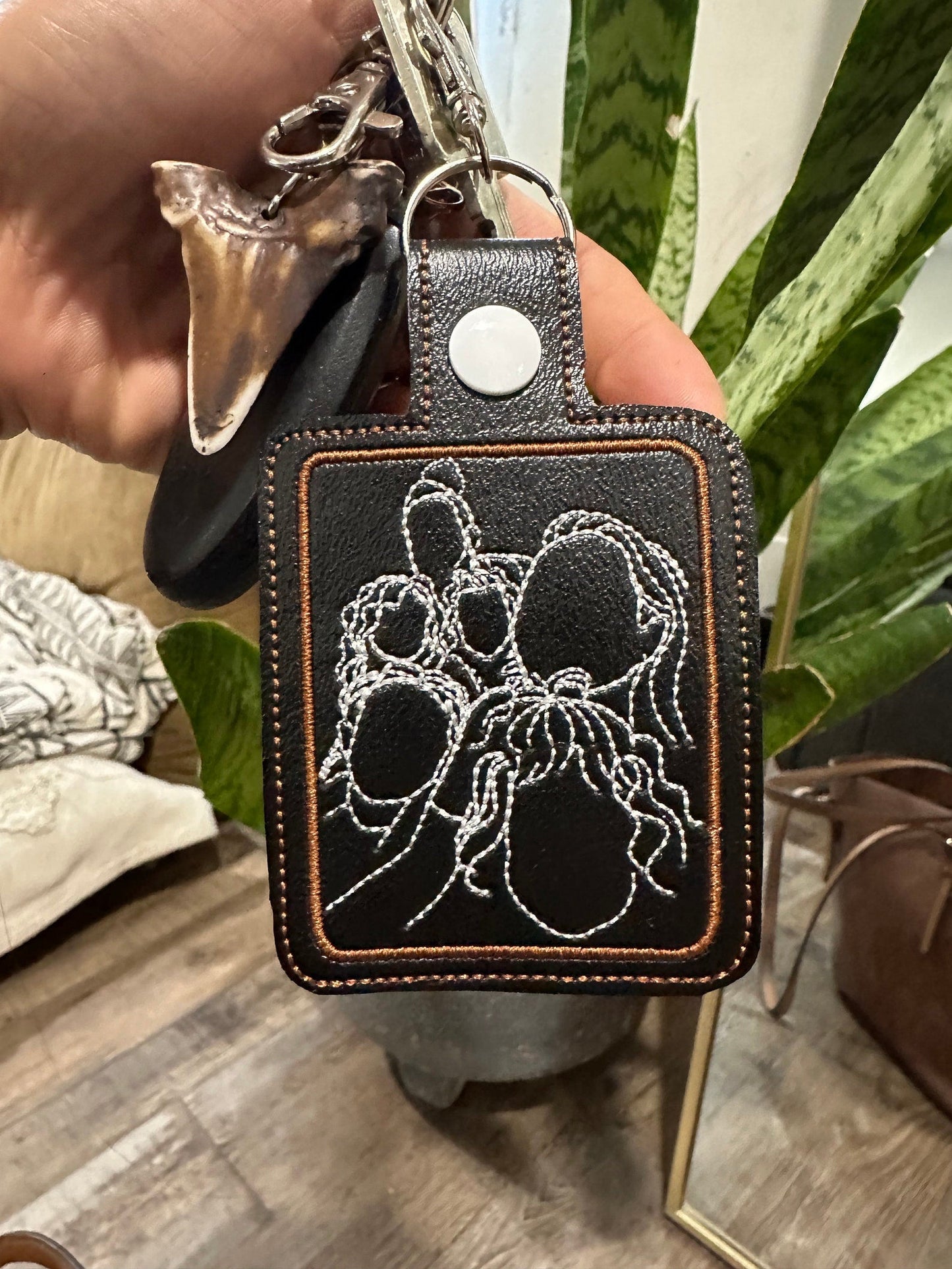 Sleutelhanger Met Aangepaste Lijnborduurwerk - Gepersonaliseerd Portret, Uniek Geborduurd Cadeau, Aangepaste Sleutelhanger Voor Elke Gelegenheid