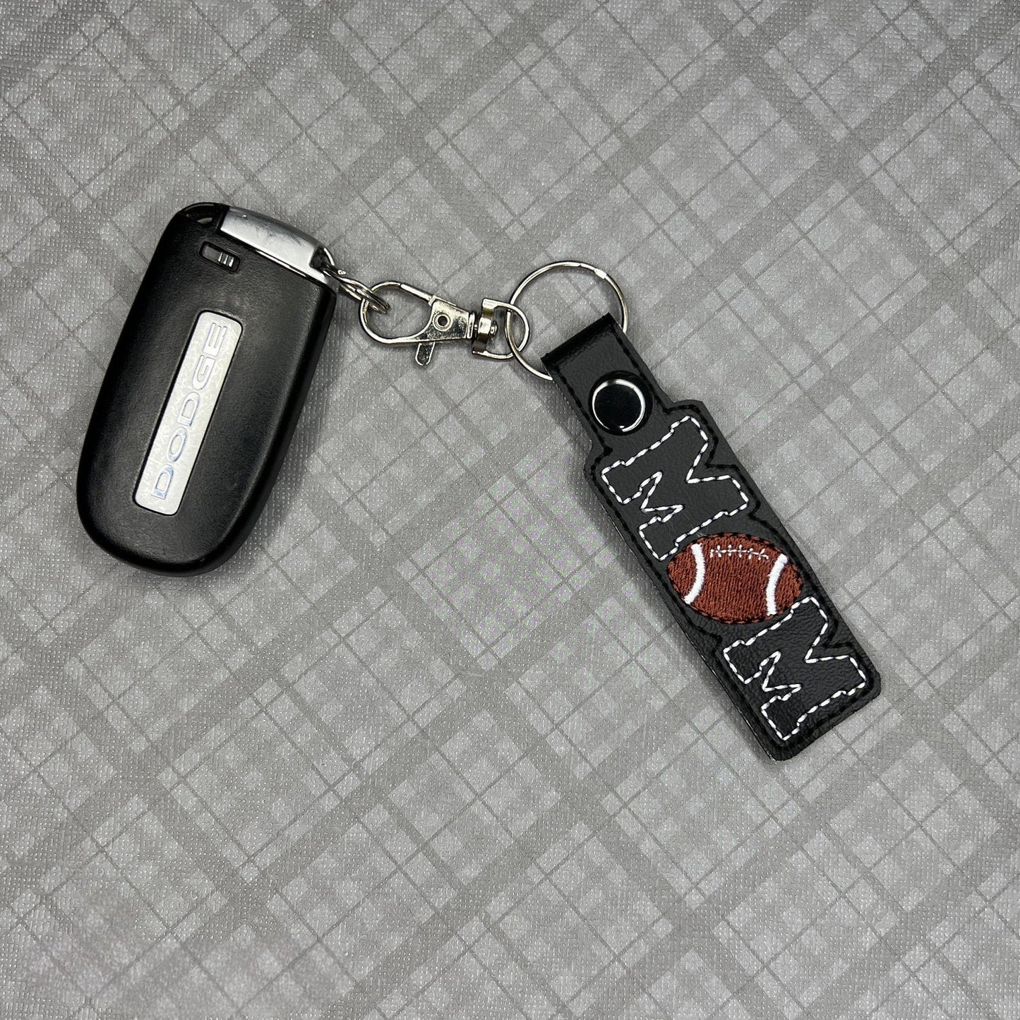 Handgemaakte Geborduurde Sleutelhanger Voor Voetbalmoeders - Team Spirit-Accessoire Cadeau Voor Moeders