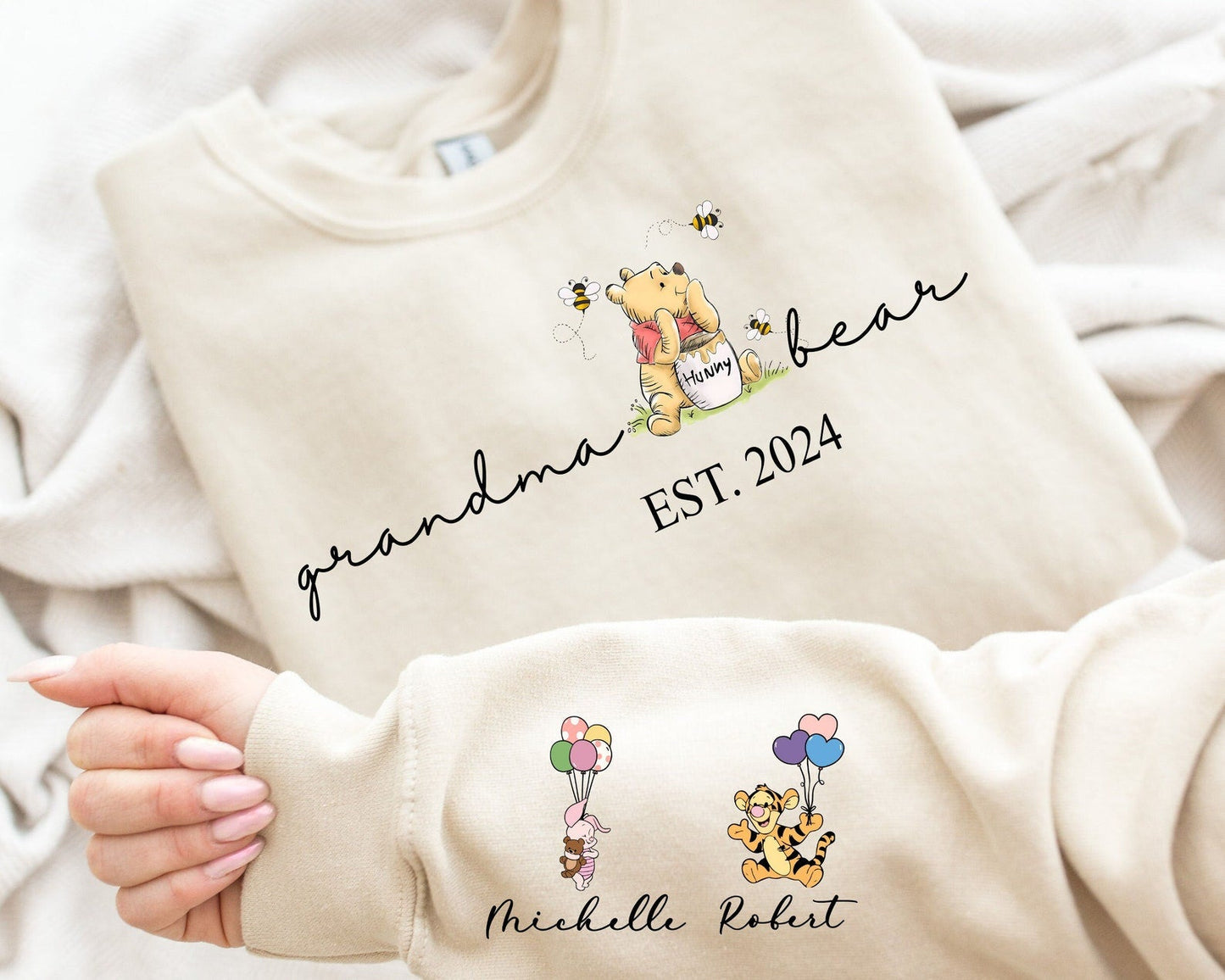 Aangepaste oma beer sweatshirt en hoodie, oma Est met kleinkinderen naam op mouw sweatshirt, oma mama Mimi sweatshirt, cadeaus oma