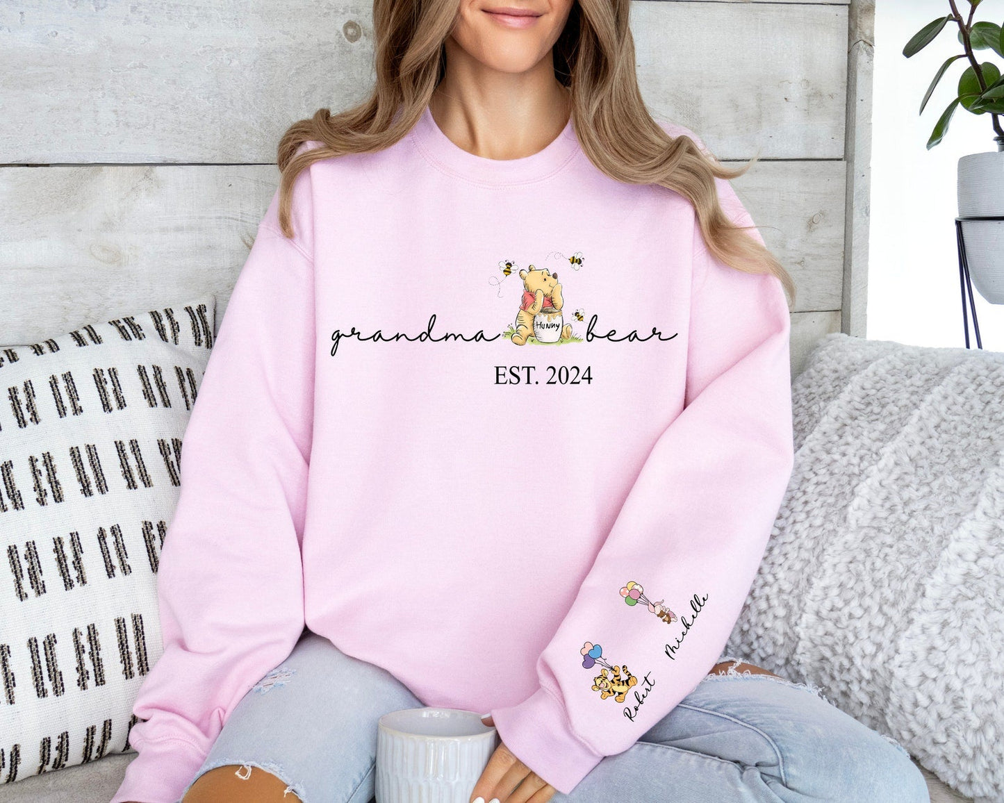 Aangepaste oma beer sweatshirt en hoodie, oma Est met kleinkinderen naam op mouw sweatshirt, oma mama Mimi sweatshirt, cadeaus oma