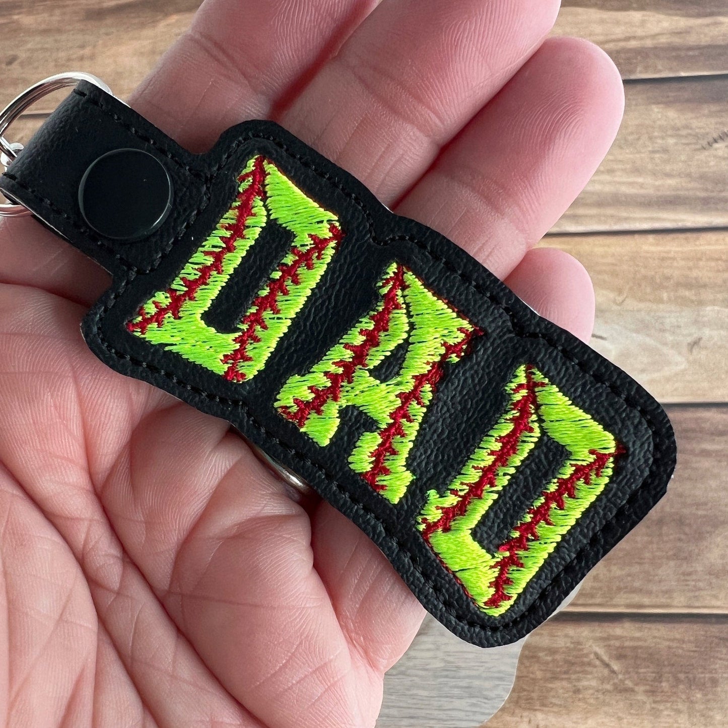 Handgemaakte Softball Dad geborduurde sleutelhanger - Team Spirit Bag Charm, Perfect cadeau voor Softball Dads