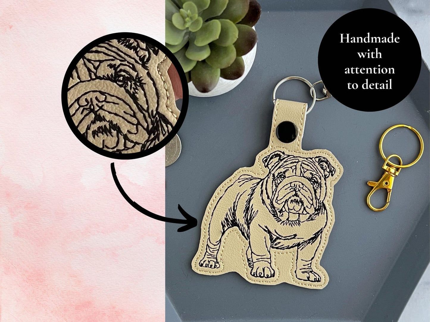 Op Maat Gemaakte Geborduurde Engelse Bulldog Portret Sleutelhanger - Schets Stijl Sleutelhanger Of Tas Bedel, Meerdere Kleur Opties, Perfect Cadeau Voor Hondenliefhebbers