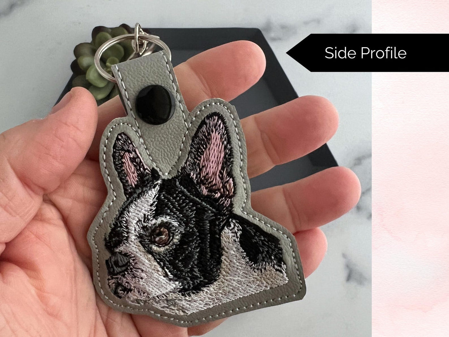 Aangepaste Geborduurde Boston Terrier Sleutelhanger - Realistische Sleutelhanger Of Tasbedel, Perfect Cadeau Voor Hondenliefhebbers