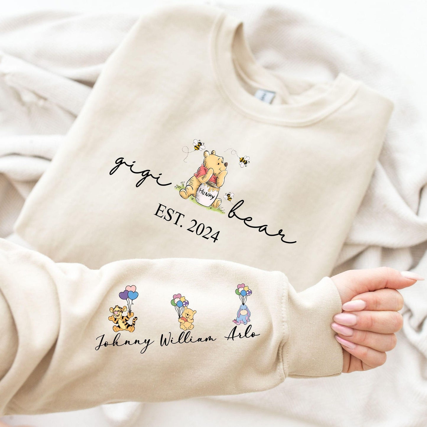 Aangepaste oma beer sweatshirt en hoodie, oma Est met kleinkinderen naam op mouw sweatshirt, oma mama Mimi sweatshirt, cadeaus oma