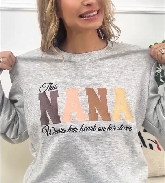 Op maat geborduurd Mom Holds The Whole Family Together Sweatshirt Moederdagcadeau