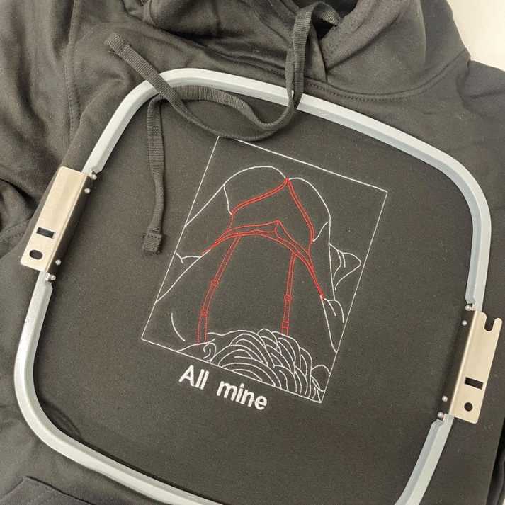 Handgemaakte hoodie met liefdesbrief - Gepersonaliseerd borduurwerk voor een uniek romantisch cadeau