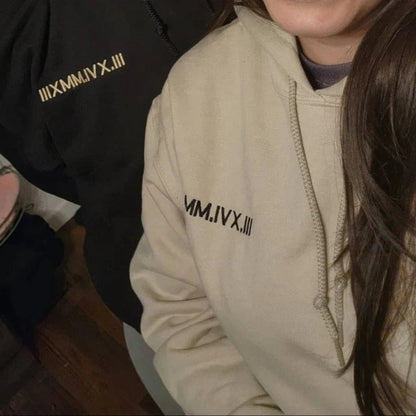 Individuele bestickering van een paar sweatshirts met een luchtige pasvorm en een datum