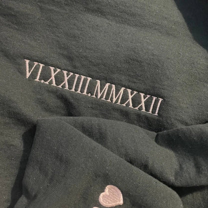 Individuele bestickering van een paar sweatshirts met een luchtige pasvorm en een datum