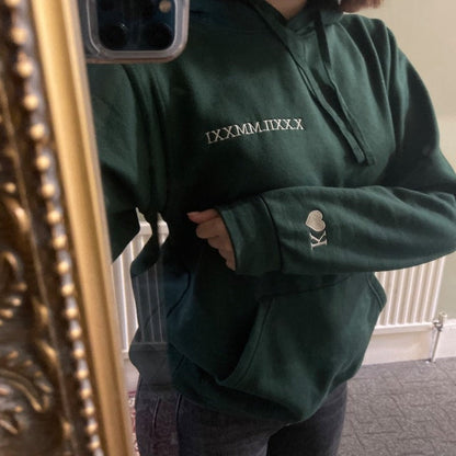 Individuele bestickering van een paar sweatshirts met een luchtige pasvorm en een datum