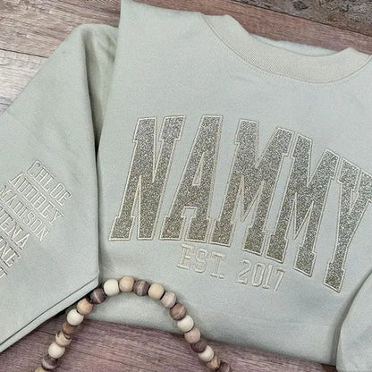 Geborduurde Applicatie Glitter Mama Sweatshirt Met Kindernamen Op De Mouw