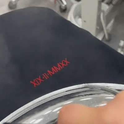 Individuele bestickering van een paar sweatshirts met een luchtige pasvorm en een datum