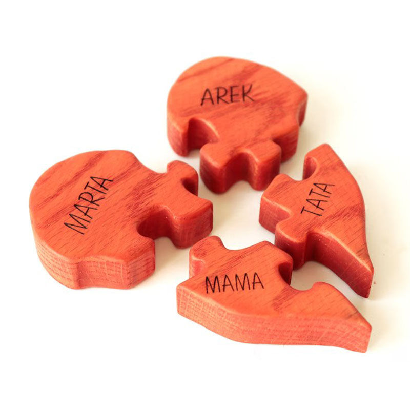 Gepersonaliseerde hartvormige houten puzzel met aangepaste familienamen, warm cadeau