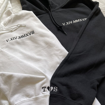 Individuele bestickering van een paar sweatshirts met een luchtige pasvorm en een datum
