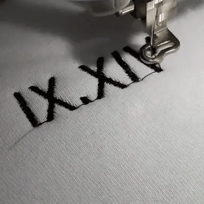 Individuele bestickering van een paar sweatshirts met een luchtige pasvorm en een datum