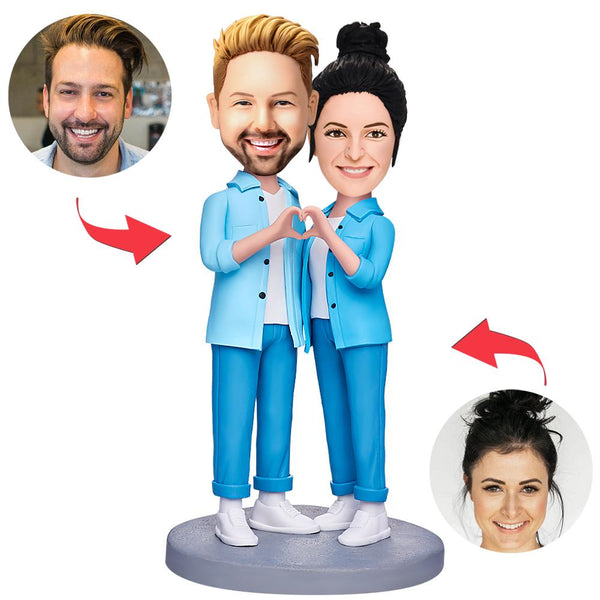 Een paar handen in harthouding Op maat gemaakte bobbleheads met gegraveerde tekst