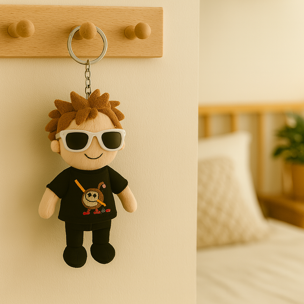 Gepersonaliseerde Sleutelhanger Met Foto Van Een Knuffelpop Van Een Jongen