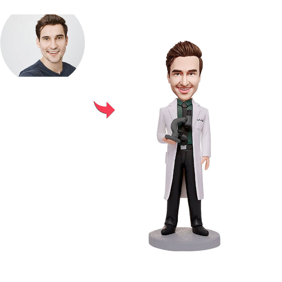 Gepersonaliseerde bobblehead-wetenschapper die een microscoop vasthoudt