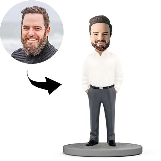 Aangepaste bobblehead, gepersonaliseerde bobblehead-baas met dubbele handen in de zak