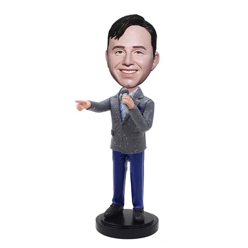 Op maat gemaakte bobblehead-zakenman met microfoonpop