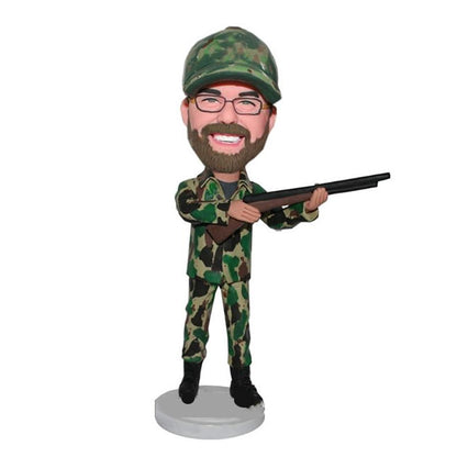 Op maat gemaakte bobblehead man in camouflage met een jachtpop