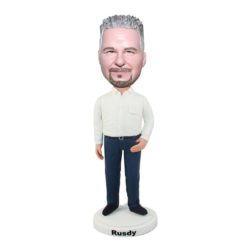 Casual man met bobblehead in wit en blauw met één hand op de zak