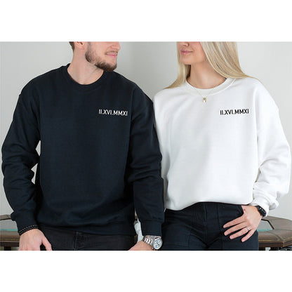 Individuele bestickering van een paar sweatshirts met een luchtige pasvorm en een datum