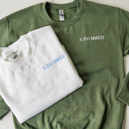 Individuele bestickering van een paar sweatshirts met een luchtige pasvorm en een datum