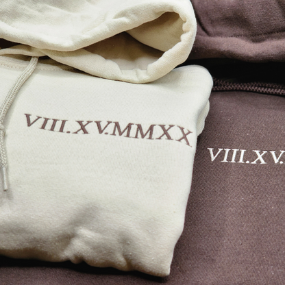 Individuele bestickering van een paar sweatshirts met een luchtige pasvorm en een datum