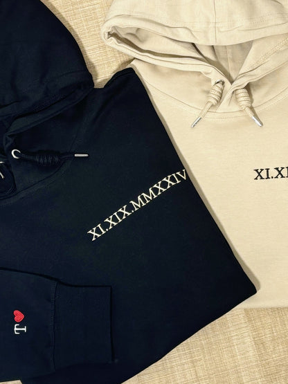 Geborduurde Romeinse cijfers Hoodie | Jubileumdatum Koppel Sweatshirt | Initialen op de mouw | Gepersonaliseerd Valentijnsdag Kerstcadeau