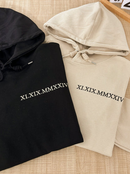 Geborduurde Romeinse cijfers Hoodie | Jubileumdatum Koppel Sweatshirt | Initialen op de mouw | Gepersonaliseerd Valentijnsdag Kerstcadeau