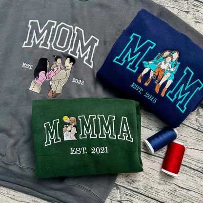 Sweatshirt met gepersonaliseerd portret van mama – Geborduurd Moederdagcadeau, verkrijgbaar in alle maten.
