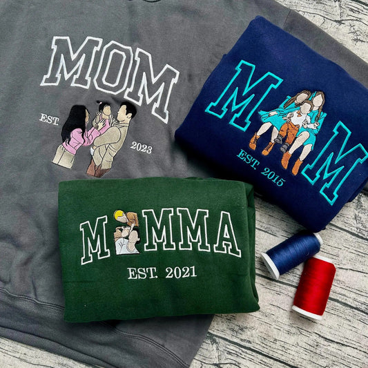 Sweatshirt met gepersonaliseerd portret van mama – Geborduurd Moederdagcadeau, verkrijgbaar in alle maten.