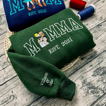 Sweatshirt met gepersonaliseerd portret van mama – Geborduurd Moederdagcadeau, verkrijgbaar in alle maten.