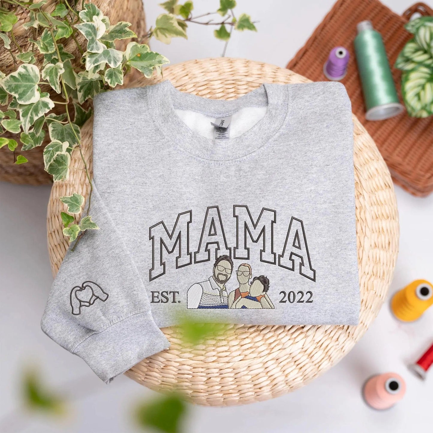 Moederdagcadeau voor mama – Een sweatshirt met individuele borduursels en kinderportretten of -namen.